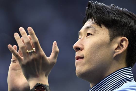 Tottenham Hotspur's Son Heung-min applauds fans during a lap of appreciation after a Premier League match against Brighton at Tottenham Hotspur Stadium in London May 25.  [REUTERS/YONHAP]