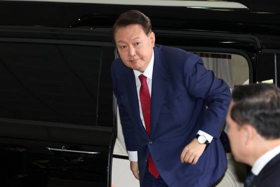 Former President Yoon Suk Yeol arrives at the Seoul High Prosecutors’ Office building in southern Seoul on July 5. [YONHAP]