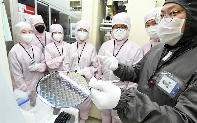 Students receive training in semiconductor manufacturing at the Inter-University Semiconductor Research Center at Seoul National University in Gwanak District, southern Seoul. [YONHAP]