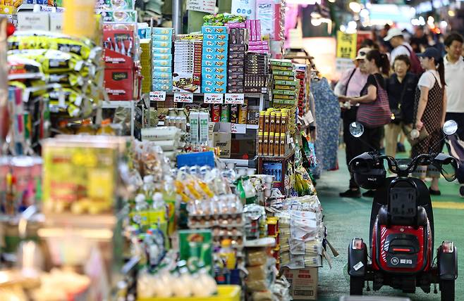 Shoppers browse a traditional market in Mangwon-dong, western Seoul, on July 4. [NEWS1]