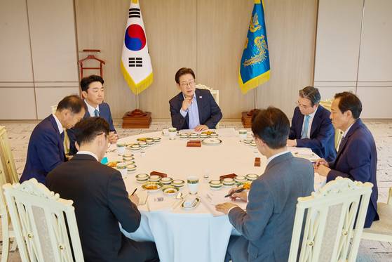 President Lee Jae Myung, centers, holds a luncheon meeting with Prime Minister Kim Min-seok at the Yongsan presidential office in central Seoul on July 7. [JOINT PRESS CORPS]