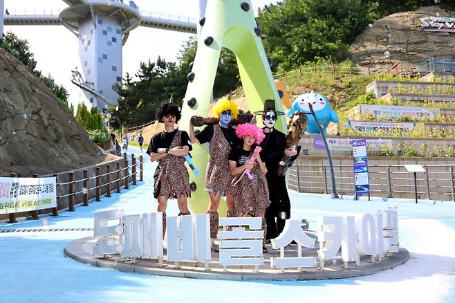 강원 동해시 도째비골스카이밸리 입구에서 도깨비 분장을 한 퍼포먼스팀이 축제 분위기를 돋우고 있다. (사진=동해시)