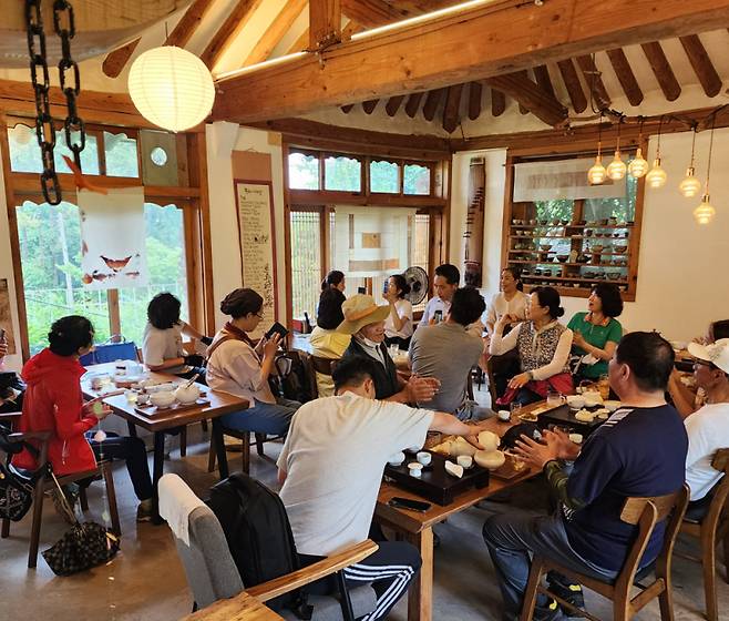 해남군은 선도농가 현장실습 등 실전 프로그램을 운영해 농사 정보 제공뿐만 아니라 실제 농촌 생활을 체험하고 지역사회와 소통할 수 있도록 돕고 있으며, 이는 초보 귀농인의 불안감 해소와 조기 적응에 큰 효과를 발휘하고 있다. 귀농귀촌 팸투어. /해남군