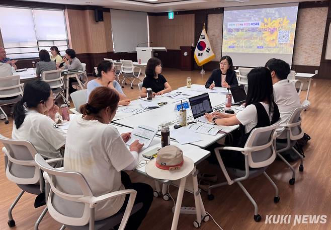 아산교육지원청은 지난 4일 청 내 대회의실에서 거산초, 송남초, 영인초, 송남중 담당 교사, 학부모, 마을교사, 현장지원단 등 15명이 참여한 가운데 ‘2025학년도 1학기 마을기반 교육과정 자율학교 컨설팅’을 실시했다.