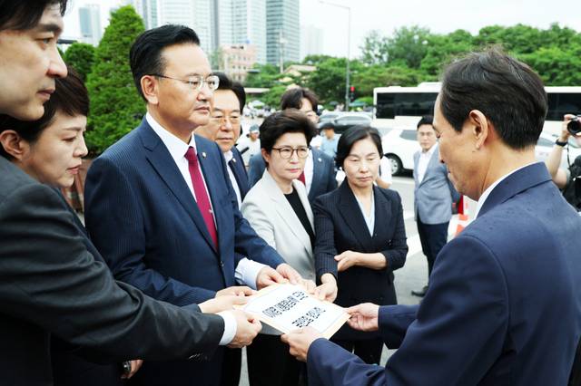 유상범(왼쪽 세 번째) 원내수석부대표 등 국민의힘 의원들이 지난 4일 용산 대통령실 정문에서 우상호(오른쪽) 대통령실 정무수석에게 특수활동비 증액 추진과 관련한 항의서한을 건네고 있다. 연합뉴스