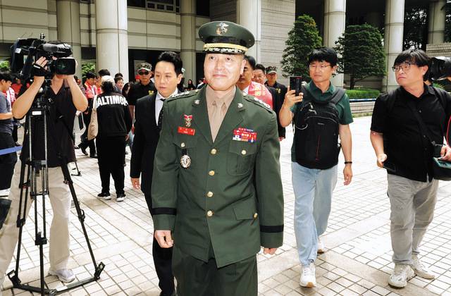 항명·상관 명예훼손 혐의로 재판받고 있는 전 해병대 수사단장 박정훈 대령이 지난달 27일 서울 서초구 서울중앙지법에서 열린 공판에 출석하기 위해 법정으로 이동하고 있다. 연합뉴스