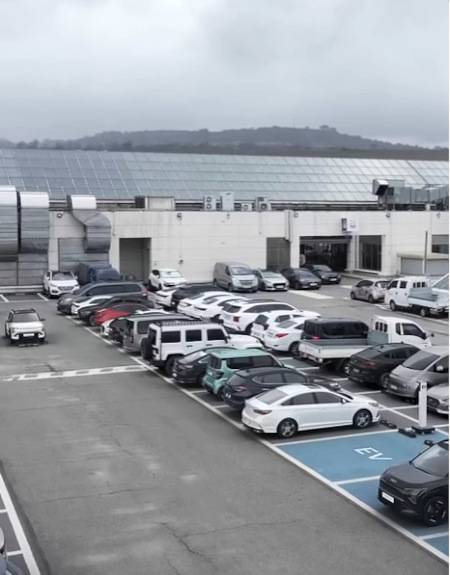 기아 전기차 EV3가 주차하기 위해 주행하고 있다. 현대차그룹 유튜브 캡처