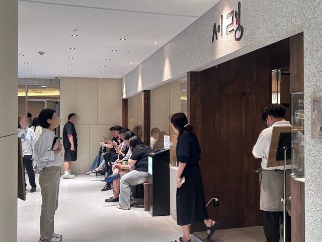 지난달 25일 점심 서울 중구 평양냉면집 ‘서령’ 앞에 차례를 기다리는 방문객들. 독자 제공