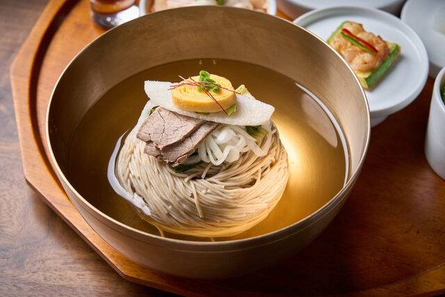 평양냉면이 ‘미식 경험’으로 소비되며 인기를 끌고 있다. 사진은 고전 평양냉면집에 대항하는 신흥 강자로 꼽히는 ‘서관면옥’의 평양냉면. 서관면옥은 신세계백화점 본점에 입점하며 화제를 모았다. 서관면옥 제공
