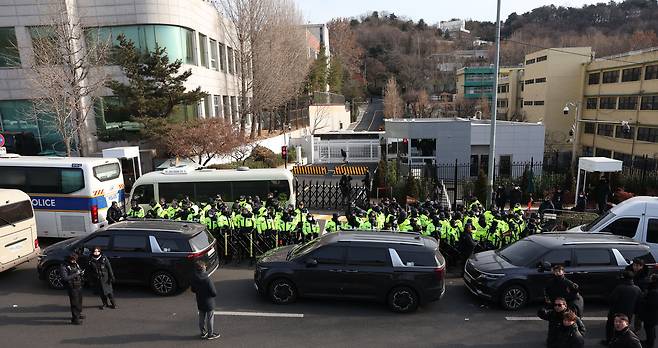 윤석열 전 대통령의 1차 체포영장 집행일이었던 지난 1월 3일 고위공직자범죄수사처 수사관들이 타고 온 차량이 서울 용산구 한남동 대통령 관저 입구에서 대기하고 있다. 김지훈 기자