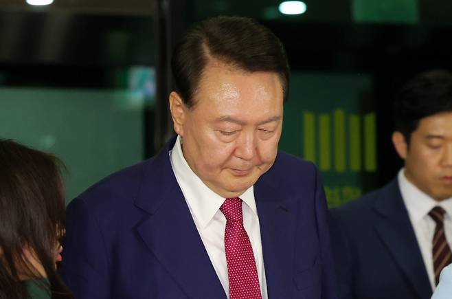 윤석열 전 대통령이 지난 5일 오후 서울 서초구 서울고등검찰청에 마련된 내란특검 사무실에서 2차 대면 조사를 마친 뒤 귀가하고 있다. 연합뉴스