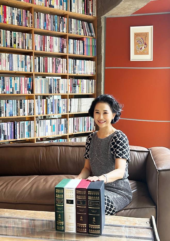 도스토옙스키의 4대 장편을 완역한 번역가 김정아. 지식을만드는지식 제공