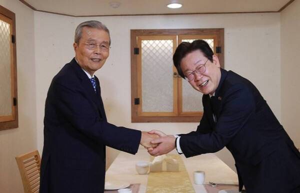 이재명 당시 더불어민주당 대표(오른쪽)와 김종인 전 국민의힘 비상대책위원장이 2024년 9월 12일 서울 종로구 광화문의 한 식당에서 만나 악수하는 모습. 연합뉴스