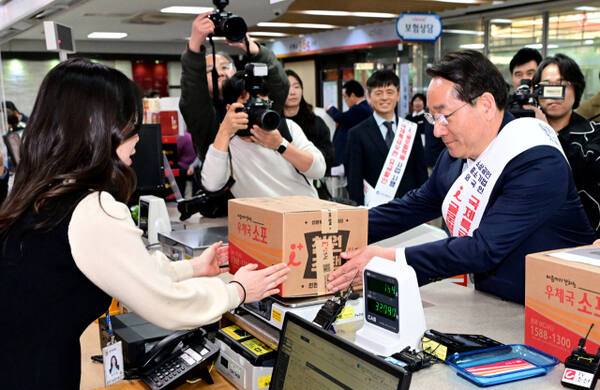 유정복 인천시장이 지난 3월 24일 남인천우체국에서 인천거주 외국인들과 제1호 아이(i) 글로벌 택배를 발송하고 있다. 인천시 제공