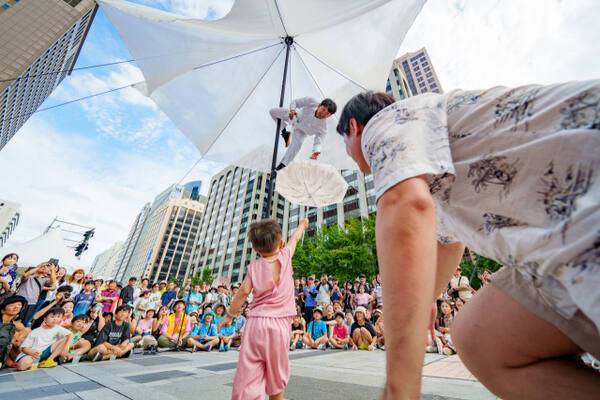 ‘씨레온’의 현대서커스 ‘우산 아래’. 수원문화재단 제공