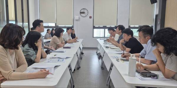 경기도가 전국 최초로 ‘경기도 아동급식지원 플랫폼’의 인공지능(AI) 및 빅데이터 기반의 시스템 고도화하기 위해 관계 부서 회의를 진행하고 있다. 경기도 제공