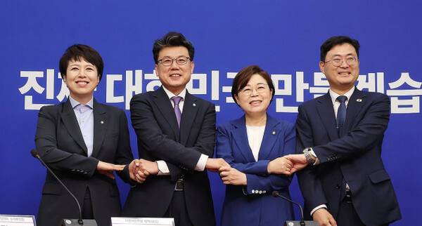 더불어민주당 진성준, 국민의힘 김정재 정책위의장이 7일 국회에서 회동하고 있다. 왼쪽부터 국민의힘 김은혜 정책수석부대표, 더불어민주당 진성준 정책위의장, 국민의힘 김정재 정책위의장, 더불어민주당 이정문 정책위 수석부의장. 연합뉴스