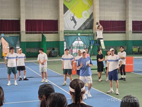 인천오렌지볼테니스 홍용선 대표가 대회 시작에 앞서 지점별 원장, 코치 소개를 진행하고 있다 / 사진=마니아타임즈 이종균 기자