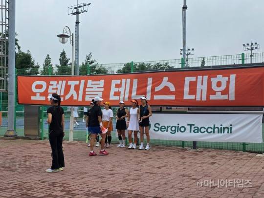 오렌지볼테니스대회에 참가한 여성부 선수들이 인천가좌테니스장 코트 앞에서 기념촬영을 하고 있다 / 사진=마니아타임즈 이종균 기자