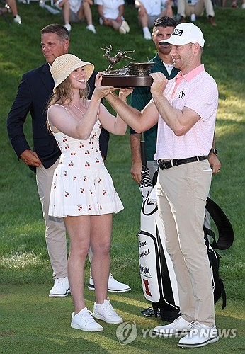 우승 트로피를 든 캠벨. 사진[AFP/게티이미지=연합뉴스]