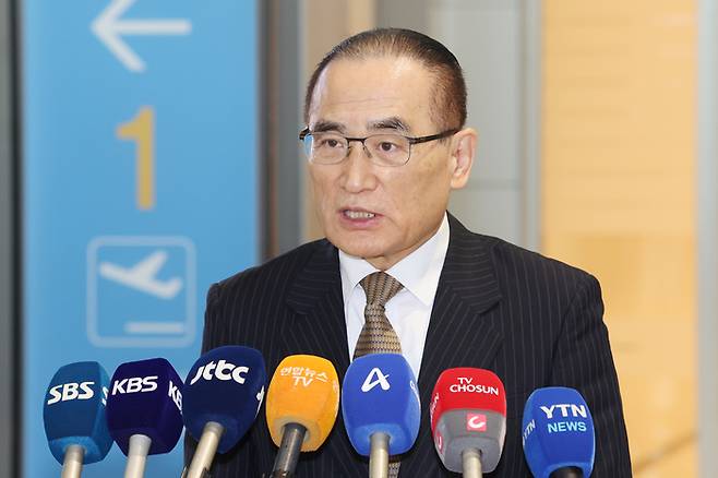 위성락 국가안보실장이 방미 일정을 위해 6일 인천국제공항을 통해 미국 워싱턴DC로 출국하기 앞서 취재진의 질문에 답하고 있다. 위 실장은 오는 8일까지 사흘간 미국 정부 고위급 인사들과 상호관세 유예기간, 한미 정상회담 등 양국 간 현안을 논의할 것으로 전망된다. 2025.7.6 [사진 = 연합뉴스]