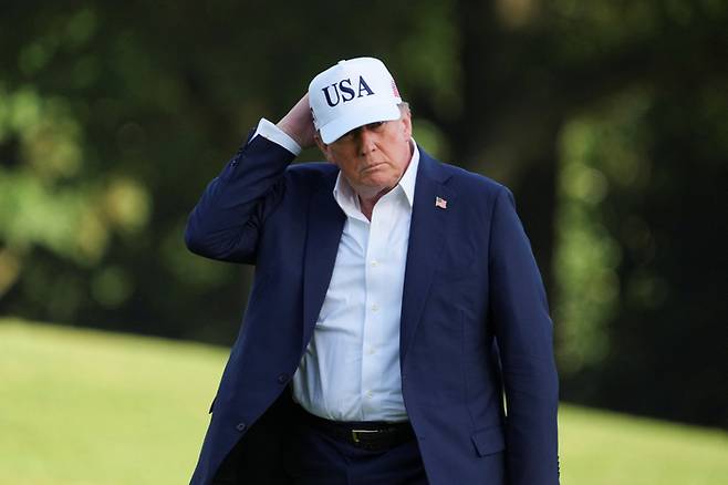 도널드 트럼프 미국 대통령이 6일 미국 워싱턴 D.C. 백악관에 도착해 마린 원에서 내린 후 걷고 있다. [사진 출처 = 로이터 연합뉴스]