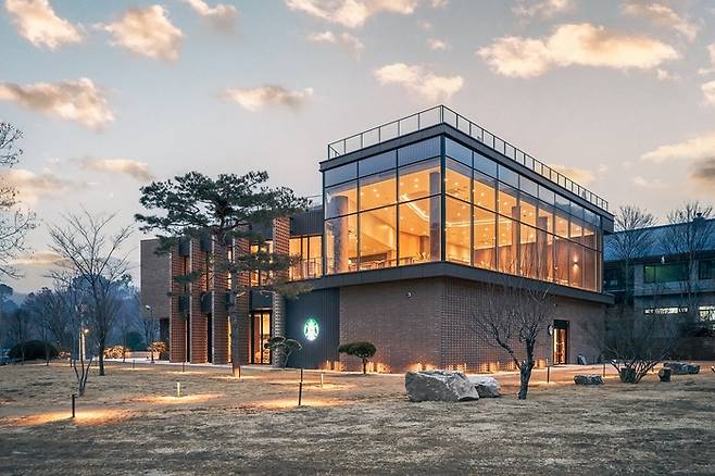 북한산국립공원 입구 인근에 오픈한 스타벅스 더북한산점. [사진 = 스타벅스 제공]