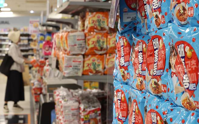 7일 서울 한 대형마트 라면 판매대 모습. [사진 = 연합뉴스]