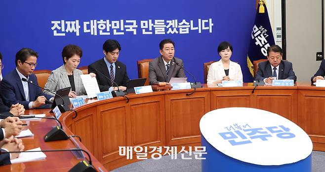 더불어민주당 김병기 당대표 직무대행 겸 원내대표가 7일 서울 여의도 국회에서 열린 최고위원회의에서 발언하고 있다. [이충우기자]