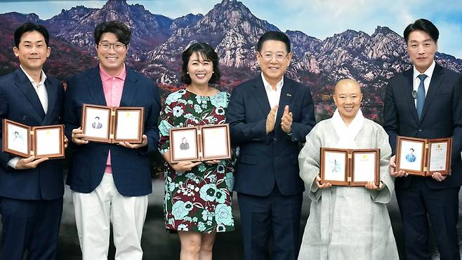 김영록 전라남도지사가 7일 도청 접견실에서 열린 ‘2025 남도국제미식산업박람회 홍보대사 위촉식’에서 정관스님, 오세득 셰프, 홍신애 셰프, 임희원 셰프, 유튜버 마츠다에게 홍보대사 위촉장을 수여한 뒤 기념촬영을 하고 있다. 전남도 제공.