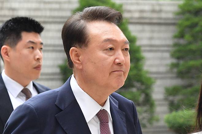 윤석열 전 대통령이 지난 3일 서울 서초구 서울중앙지방법원에서 열린 내란 우두머리 혐의·직권남용 권리행사 방해 혐의 사건 9차 공판에 출석하고 있다. [사진 = 사진공동취재단]