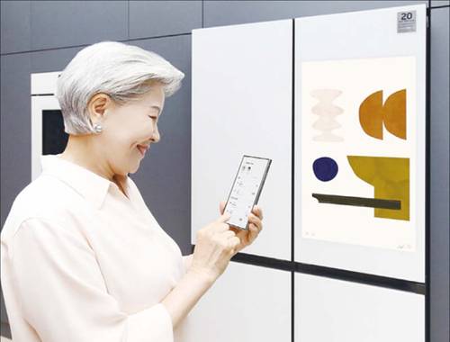 삼성전자의 AI 라이프 솔루션, 스마트싱스 ‘패밀리 케어’ 서비스는 복약 시간 알림 등 ‘일정 관리’ 기능을 제공한다. (삼성전자 제공)