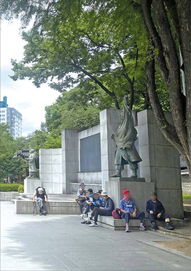 지난 6월 30일 오후 1시경, 서울 종로구 탑골공원. 폭염주의보가 내려진 가운데 시민들이 공원 벤치에 앉아 더위를 피하며 시간을 보내고 있다. (지유진 인턴기자)