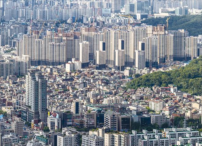 최근 5년간 서울 강남권 빌라 매매 가격 상승률이 강북권 아파트 상승률을 크게 앞선 것으로 나타났다. 사진은 재건축 사업이 곳곳에서 진행 중인 방배동 단독주택과 빌라촌. (윤관식 기자)