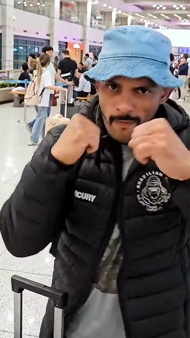 ‘머큐리’ 플라비우 산투스가 2025년 5월 경기도 오산시 블랙컴뱃 챔피언스리그 시즌2 13주차 메인이벤트를 위해 인천국제공항으로 입국하여 촬영에 응하고 있다. 플라비우 산투스는 카자흐스탄 Naiza FC 플라이급 타이틀 도전자 출신이다. 사진=이데아 파라곤