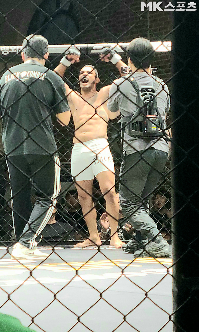 ‘머큐리’ 플라비우 산투스가 2025년 7월 경기도 오산시 블랙컴뱃 챔피언스리그 시즌2 13주차 계약 체중 72㎏ 5분×3라운드 메인이벤트 승리 기념 촬영을 하고 있다. 사진(경기도 오산)=강대호 기자