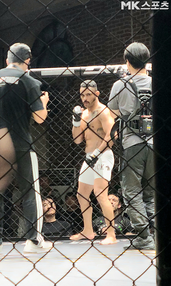 ‘머큐리’ 플라비우 산투스가 2025년 7월 경기도 오산시 블랙컴뱃 챔피언스리그 시즌2 13주차 계약 체중 72㎏ 5분×3라운드 메인이벤트 승리 기념 촬영을 하고 있다. 사진(경기도 오산)=강대호 기자