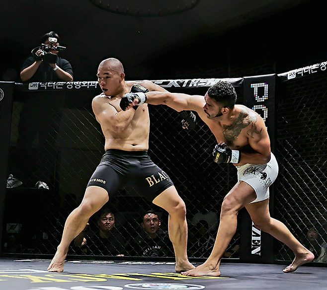 ‘머큐리’ 플라비우 산투스가 2025년 7월 경기도 오산시 블랙컴뱃 챔피언스리그 시즌2 13주차 계약 체중 72㎏ 5분×3라운드 메인이벤트로 ‘캡틴 코리아’ 정한국을 공격하고 있다. 사진=랭크파이브 이교덕 기자 제공