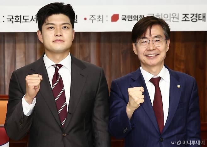 김용태 국민의힘 비상대책위원장이 18일 서울 여의도 국회도서관에서 열린 '부산의 바다, 시민에게 열려 있는가?' 정책 토론회에서 조경태 의원 등 참석자들과 기념촬영을 하고 있다. 2025.6.18/사진=뉴스1 /사진=(서울=뉴스1) 김민지 기자