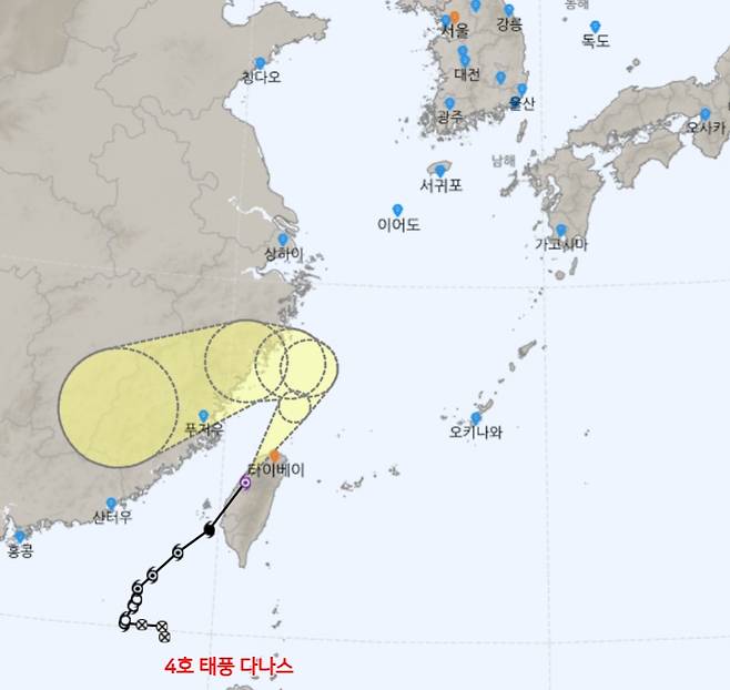 전국에 폭염특보가 발효 중인 가운데 중국 남부 해상에서 발생한 4호 태풍 '다나스'가 북상하면서 더운 바람이 불어와 찜통더위가 심해지겠다./사진=기상청
