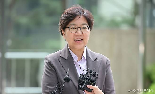 (서울=뉴스1) 김진환 기자 = 정은경 보건복지부 장관 후보자가 30일 오전 서울 중구 소월로 T타워에 마련된 인사청문회 준비 사무실로 출근하며 취재진의 질문에 답변하고 있다. 2025.6.30/뉴스1  Copyright (C) 뉴스1. All rights reserved. 무단 전재 및 재배포,  AI학습 이용 금지. /사진=(서울=뉴스1) 김진환 기자