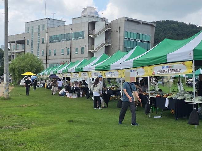 시흥시 연꽃테마파크 잔디광장에서 열린 '농부장터' 부스 모습./사진=이민호기자