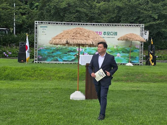 지난 5일 농부장터과 함께 열린 제13회 강희맹 선생 연꽃차 추모다례 행사에서 임병택 시흥시장이 인사말을 한 후 자리로 돌아가고 있다./사진=이민호기자