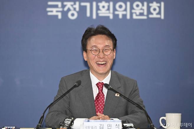 [서울=뉴시스] 정부청사 사진기자단 = 김민석 국무총리가 7일 오후 서울 종로구 정부서울청사 별관 국정기획위원회에서 전체회의에 참석한 위원들과 만나 인사말을 하고 있다. 2025.07.07. photo@newsis.com /사진=
