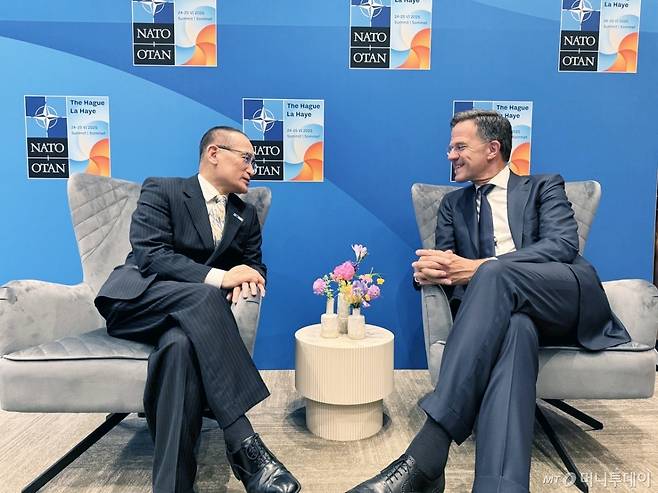 위성락 대통령실 국가안보실장이 지난달 25일(현지시간) 네덜란드 헤이그에서 마크 루터 북대서양조약기구(NATO) 사무총장과 NATO 정상회의 계기 면담을 하고 있다. / 사진=대통령실
