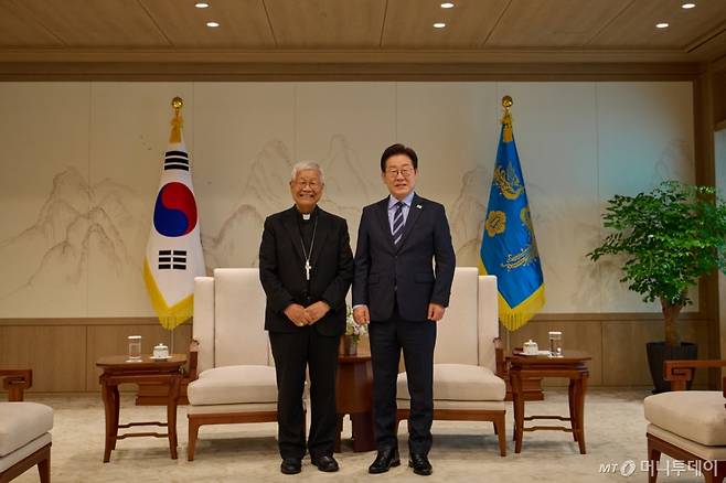 (서울=뉴스1) 허경 기자 = 이재명 대통령이 7일 서울 용산 대통령실 청사에서 유흥식 추기경과 기념촬영을 하고 있다. (대통령실 제공. 재판매 및 DB 금지) 2025.7.7/뉴스1 Copyright (C) 뉴스1. All rights reserved. 무단 전재 및 재배포, AI학습 이용 금지. /사진=(서울=뉴스1) 허경 기자