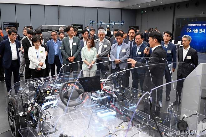 (서울=뉴스1) 장수영 기자 = 정태호 국정기획위원회 경제1분과장 등 기획위원들이 2일 오후 경기 화성 현대자동차 그룹 남양연구소를 찾아 전시물을 살펴보고 있다. (국정기획위원회 제공. 재판매 및 DB금지) 2025.7.2/뉴스1  Copyright (C) 뉴스1. All rights reserved. 무단 전재 및 재배포,  AI학습 이용 금지. /사진=(서울=뉴스1) 장수영 기자