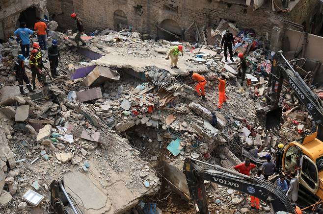 파키스탄 카라치에서 아파트 붕괴 사고가 일어나 21명이 숨졌다. 사진은 지난 4일(현지시각) 붕괴된 아파트에서 구조 작업이 진행 중인 모습. /사진=로이터
