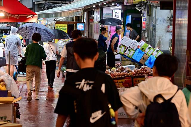 이재명 정부가 추가경정예산안을 마련해 민생 경제회복에 나선 가운데 지난 달 20일 오전 서울 서대문구 영천시장에서 시민들이 오가고 있다. 문호남 기자