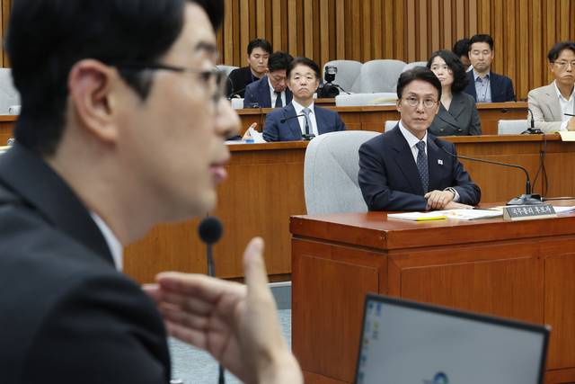 김민석 국무총리 후보자가 서울 여의도 국회에서 열린 인사청문회에서 국민의힘 주진우 의원의 신상 발언을 듣고 있다. 연합뉴스